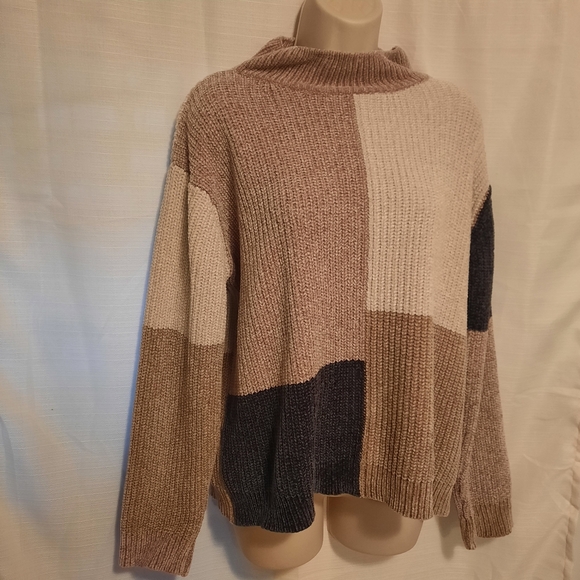 Elegant Patchwork Turtleneck Sweater - Picture 5 of 10